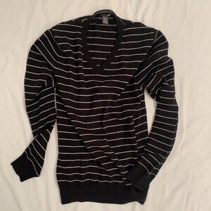 H & M v neck sweater